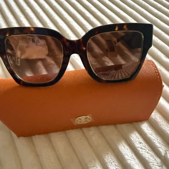 Tory Burch Tortoiseshell Frame with Brown Lenses and Orange Case - Picture 3 of 6